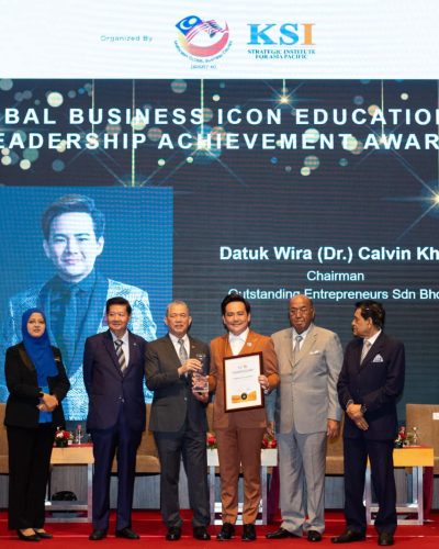 副首相YAB Dato'Sri Haji Fadillah Bin Yusof 颁发教育成就奖给Dr Calvin Khiu