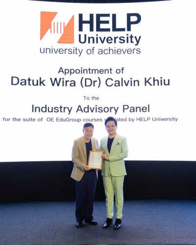 Datuk Wira Calvin Khiu 和 HELP University 负责人一起拿着证书